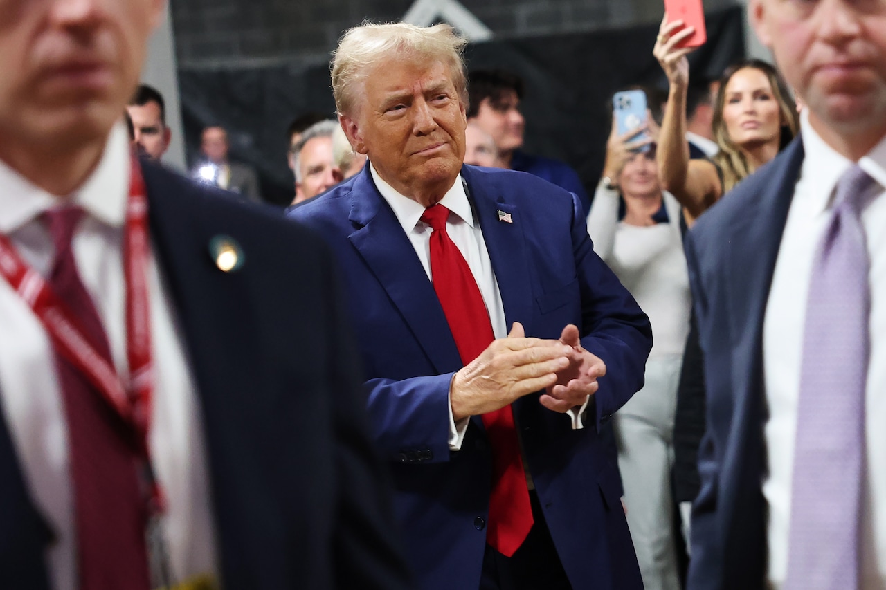 Did Donald Trump invite himself to speak at the University of Alabama graduation?
